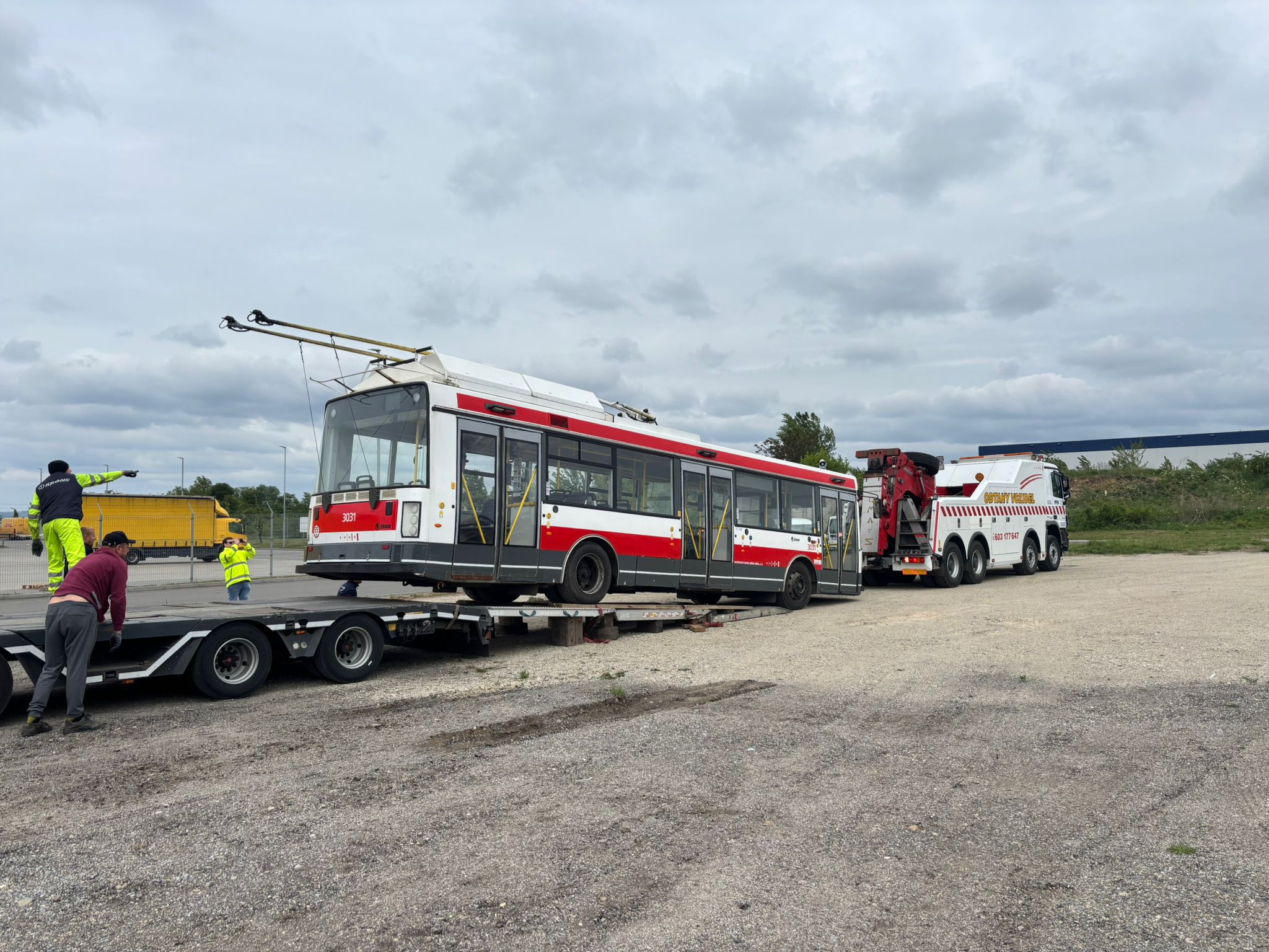 Nakládka trolejbusů 21Tr pro Charkov. Foto: DPMB