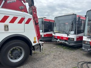 Nakládka trolejbusů 21Tr pro Charkov. Foto: DPMB