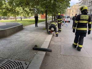 Simulace násilného odstranění sloupku hasiči.
Zdroj: HZS Praha