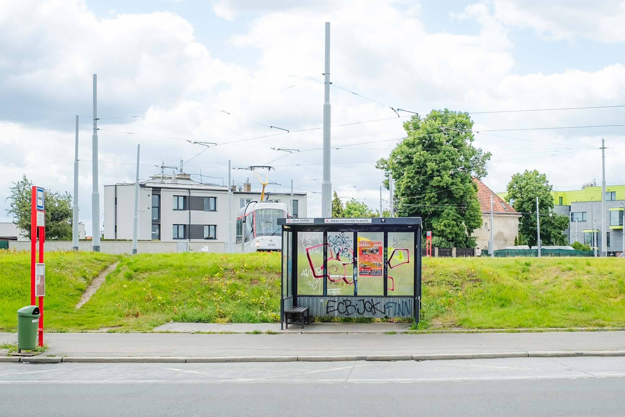 Původní pražské zastávky z drátoskla. Foto: THMP