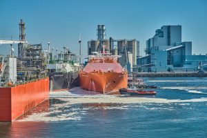 Plynový terminál Eemshaven a tanker na LNG Gordonwaters Knutsen. Pramen: ČEZ