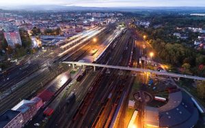 Stavba lávky pro pěší přes kolejiště v Chebu. Pramen: Swietelsky Rail