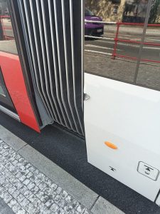 Poškození tramvaje 52T vraty od vozovny. Foto: Nehody MHD Praha