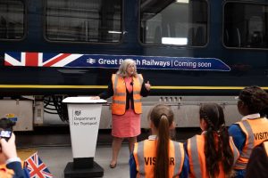 Britská ministryně dopravy Heidi Alexander při zahájení prvního dne provozu South Western Railways ve státním vlastnictvím. Foto: Ministerstvo dopravy