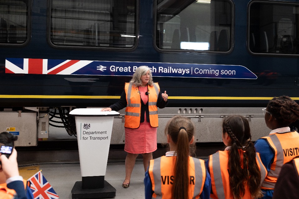 Britská ministryně dopravy Heidi Alexander při zahájení prvního dne provozu South Western Railways ve státním vlastnictvím. Foto: Ministerstvo dopravy