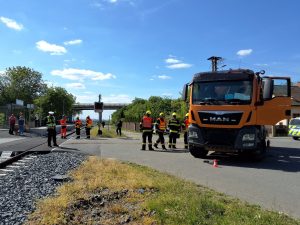 Střet vlaku na přejezdu v Bystrovanech. Zdroj: Hasiči Olomouc