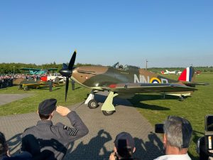 Slavnostní představení letounu Hawker Hurricane Mk.IIa.
Foto: roflcopter.jpg