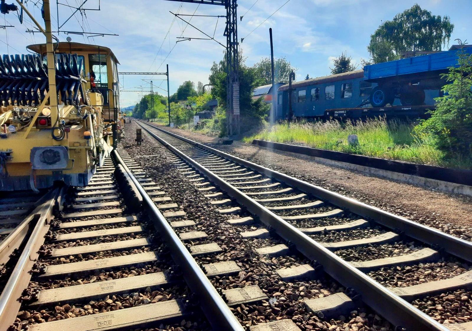 Vykolejení podbíječky ve Zdicích. Foto: Hasiči SŽ
