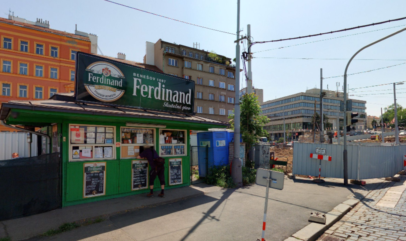 Stánek Ferdinand mezi budovanou estakádou Výstaviště - Bubny a rekonstruovanou ulicí K Výstavišti (květen 2023). Foto: Mapy.cz