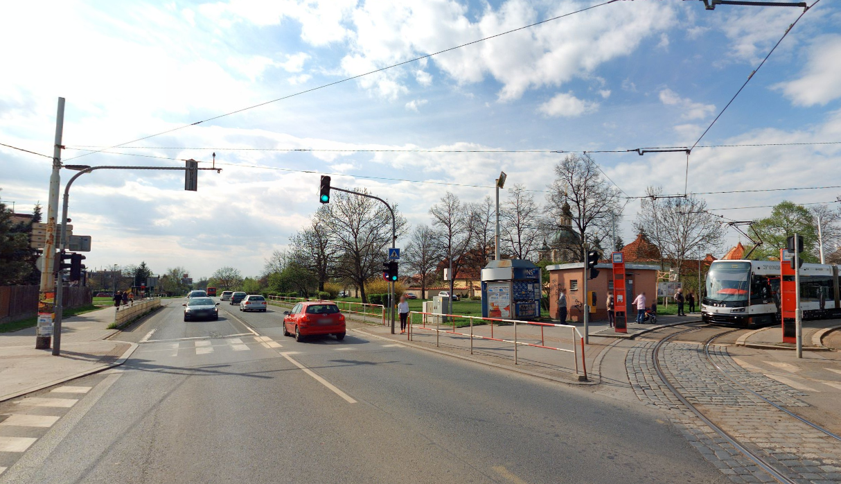 Pražská Karlovarská ulice a tramvajová konečná zastávka Bílá Hora. Zdroj: Mapy.cz