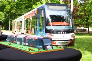 Tramvaj 15T s polepy k 80. výročí Pražského povstání. Zdroj: MHMP
