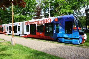 Tramvaj 15T s polepy k 80. výročí Pražského povstání. Zdroj: MHMP