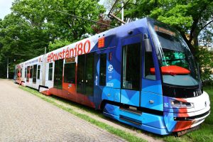 Tramvaj 15T s polepy k 80. výročí Pražského povstání. Zdroj: MHMP