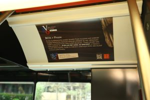 Tramvaj 15T s polepy k 80. výročí Pražského povstání. Zdroj: MHMP