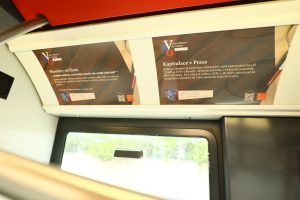 Tramvaj 15T s polepy k 80. výročí Pražského povstání. Zdroj: MHMP