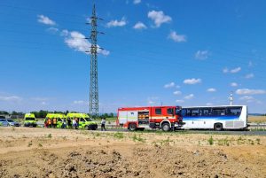 Srážka auta a autobusu u Velkého Týnce. Foto: ZZS Olomouckého kraje