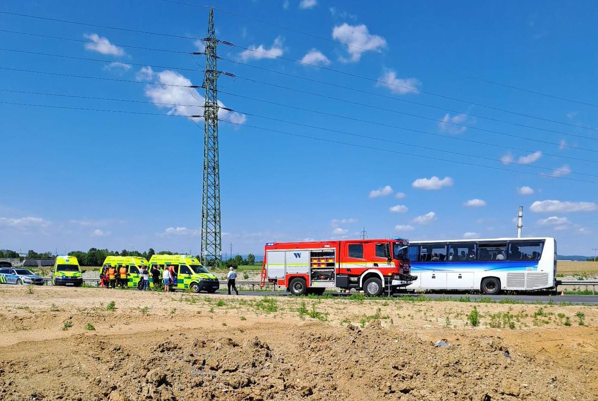 Srážka auta a autobusu u Velkého Týnce. Foto: ZZS Olomouckého kraje