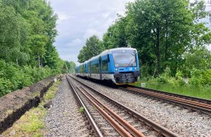 Motorové vozy Stadler RS1 v Liberci na trati nedaleko Severochemy, kde již začaly přípravy na opravu mostu. Foto: Jan Sůra / Zdopravy.cz