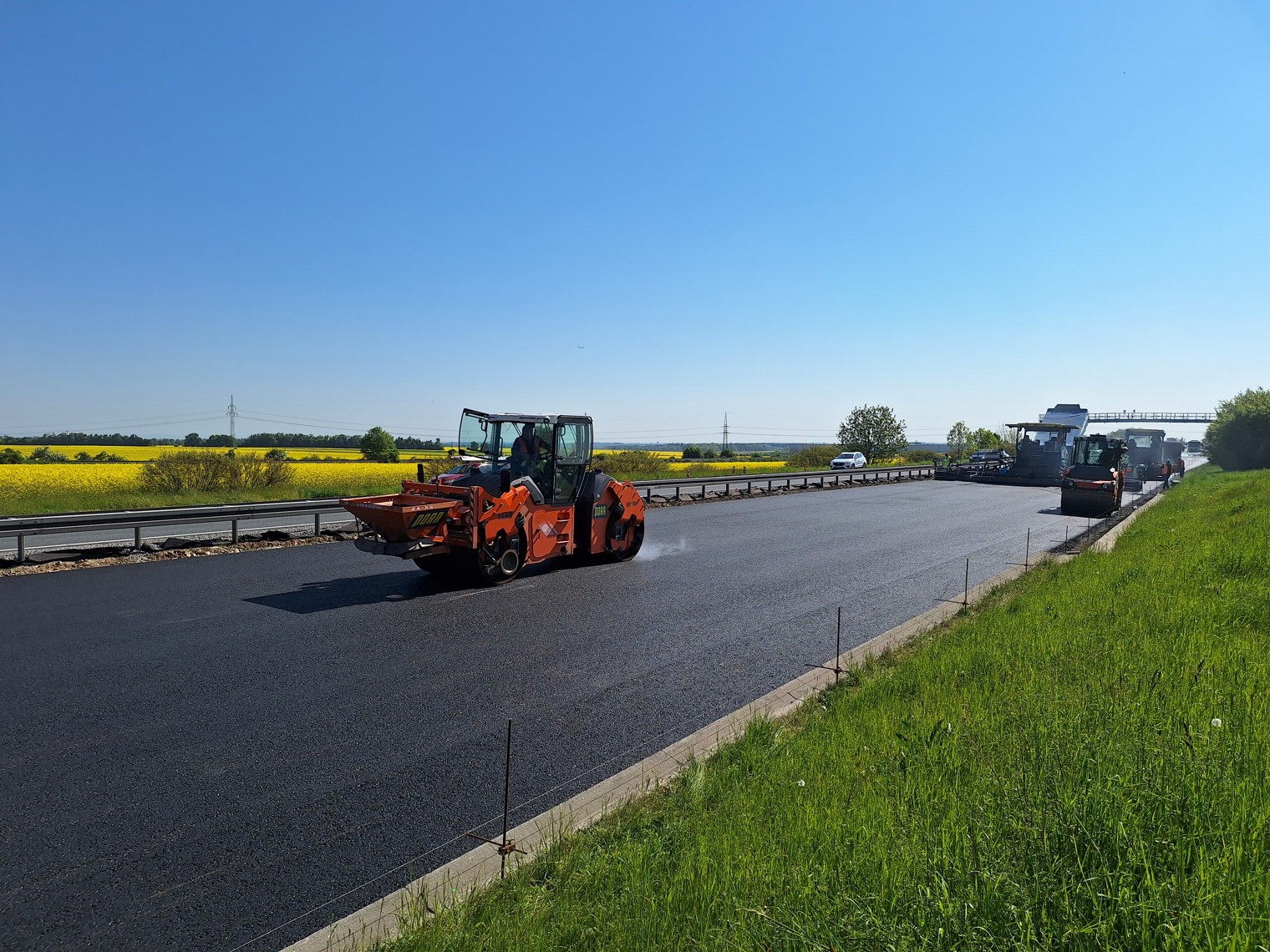 Na 11. kilometru dálnice D6 u Unhoště na Kladensku finišuje instalace vysokorychlostních vah. Foto: ŘSD