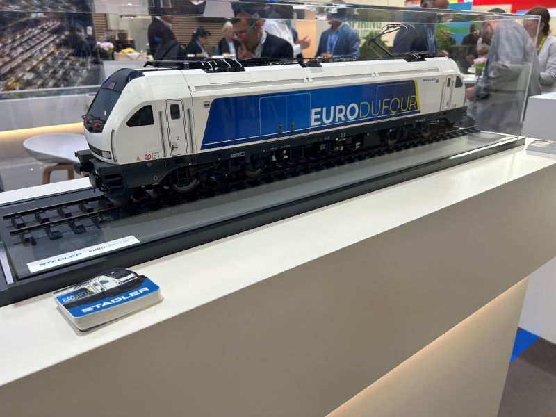 Nová lokomotiva Stadler DuFour. Foto: Stadler Rail