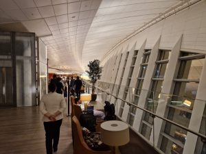 Třípatrová lounge Etihad na letišti v Abú Dhabí. Foto: Zdopravy.cz
