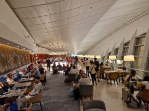 Jedna z bezplatných restaurací lounge Etihad na letišti v Abú Dhabí. Foto: Zdopravy.cz