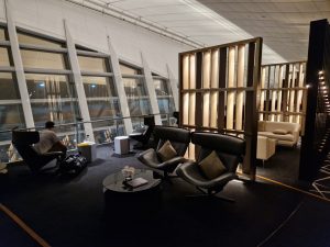 Třípatrová lounge Etihad na letišti v Abú Dhabí. Foto: Zdopravy.cz