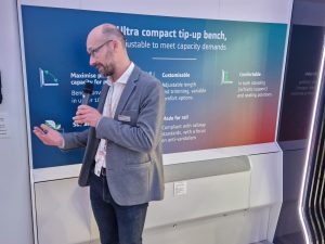 Sklopná lavice pro nové vlaky metra Alstom. Foto: Zdopravy.cz / Jan Nevyhoštěný