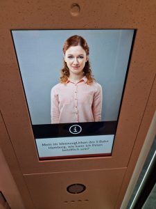 Informační panel ve znakovém jazyce. Foto: Zdopravy.cz