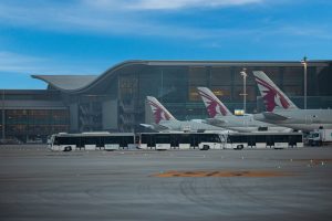 Letiště v Dauhá (Doha) s letadly Qatar Airways. 
Zdroj: Hamad International Airport