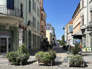 Stodolní ulice v Ostravě a nové květináče jako bariéra pro automobily. Zdroj: Jan Dohnal
