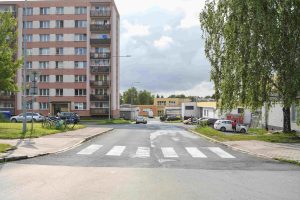 Pohled do ulice Předškolní vedoucí k ZŠ Šeříková.Zdroj: MAPPA Ostrava