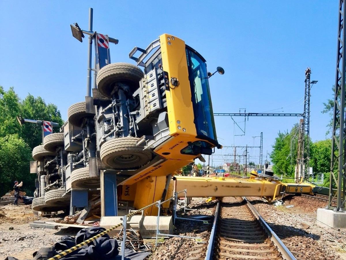 Jeřáb v kolejišti v České Třebové. Zdroj: Hasiči SŽ