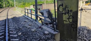 Pád části mostu přes koridor. Zdroj: Hasiči SŽ