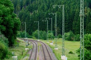 Připravené stožáry pro elektrizaci Eifelstrecke. Foto: DB InfraGO