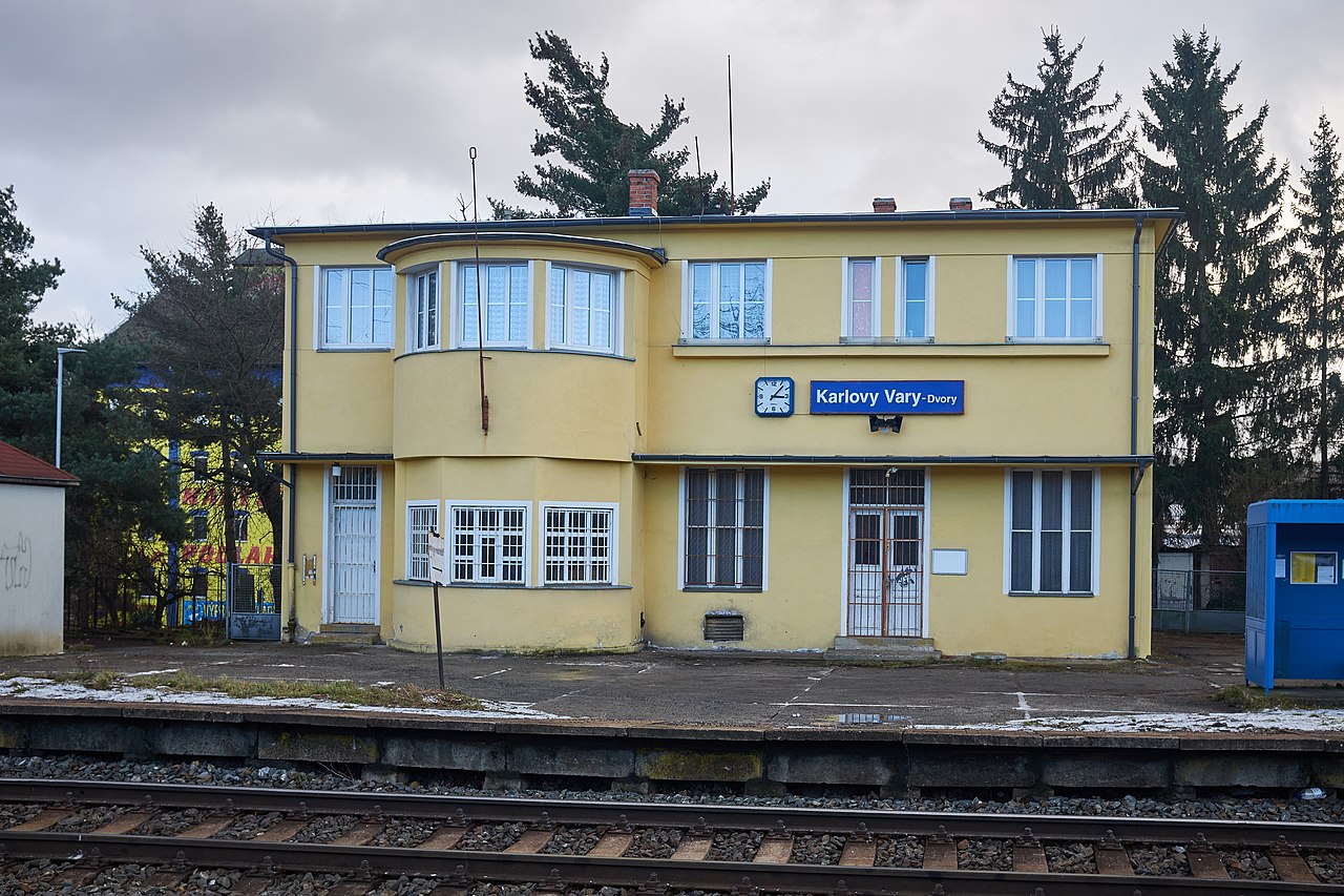 Železniční zastávka Karlovy Vary-Dvory. Autor: Lubor Ferenc – Vlastní dílo, CC BY-SA 4.0, https://commons.wikimedia.org/w/index.php?curid=114754164