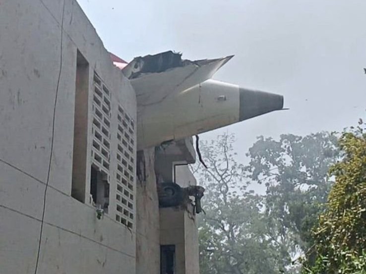 První snímky havarovaného boeingu Air India v indickém Ahmedabadu. Zdroj: Breaking Aviation News