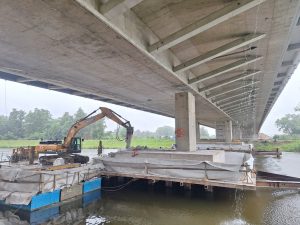 Demolice podpěr na novém mostě přes Labe v Pardubicích na silnici I/36. Foto: ŘSD
