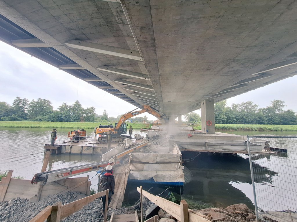 Demolice podpěr na novém mostě přes Labe v Pardubicích na silnici I/36. Foto: ŘSD