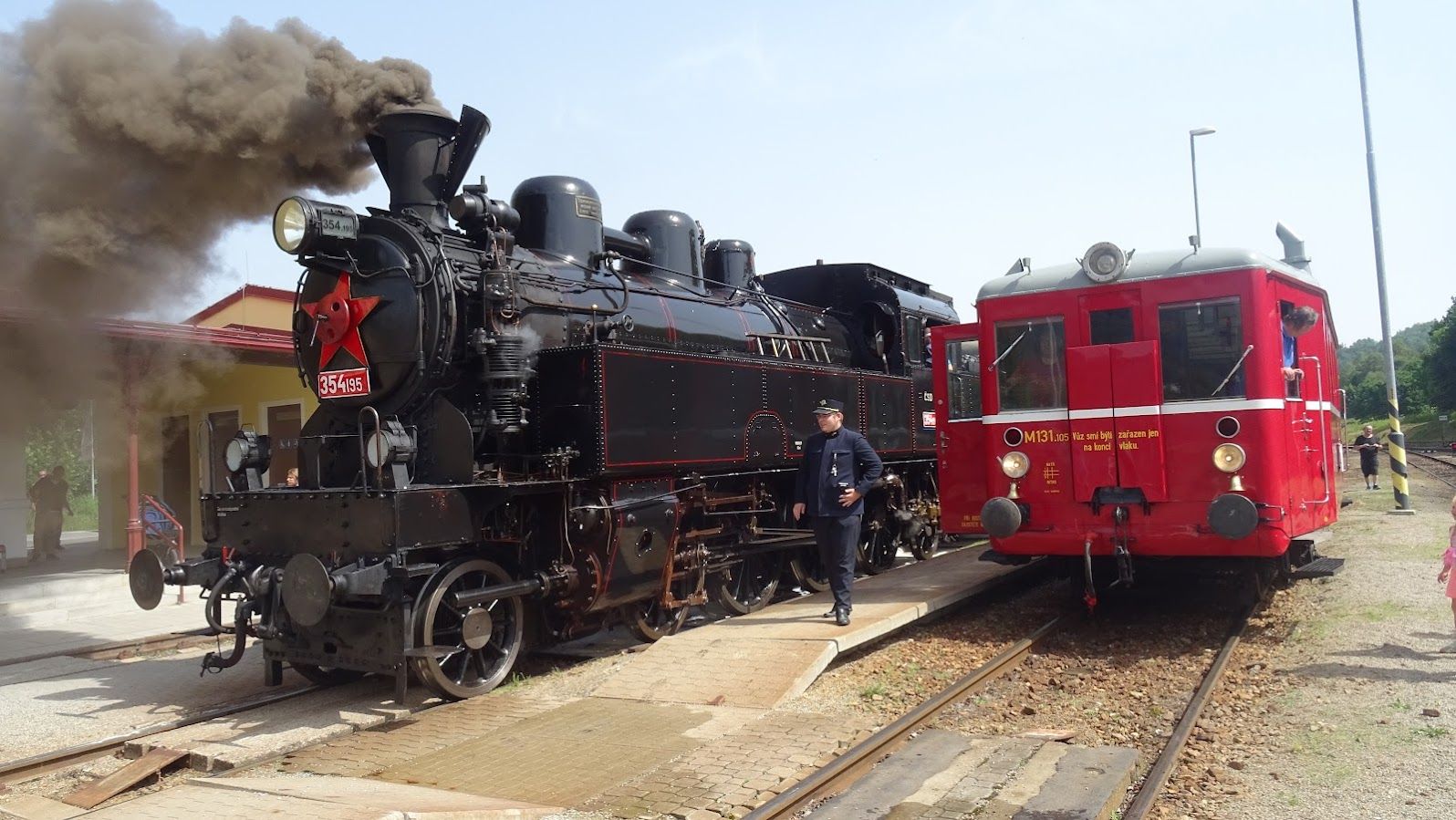 Parní lokomotiva 354.195 (Všudybylka) a motorový vůz M131.1 (Hurvínek). Pramen: České dráhy
