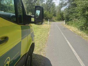 Sanitka ZZS MSK uvízla před zábranami. Zdroj: ZZS MSK