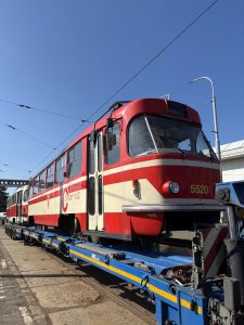 Převoz pražských tramvají do Brna. Foto: DPP