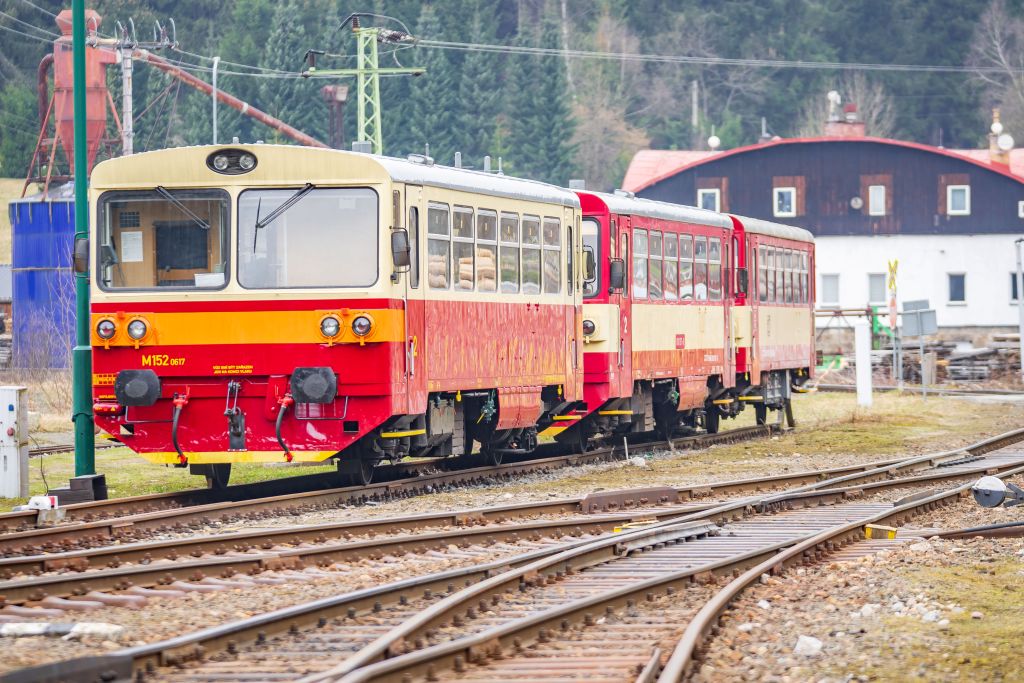 Vozy řady 810 v Kořenově. Foto: zubacka.cz