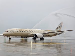Slavobrána při příletu prvního letounu nové linky Etihad z Abú Dhabí do Prahy. Foto: Zdopravy.cz, Jan Nevyhoštěný