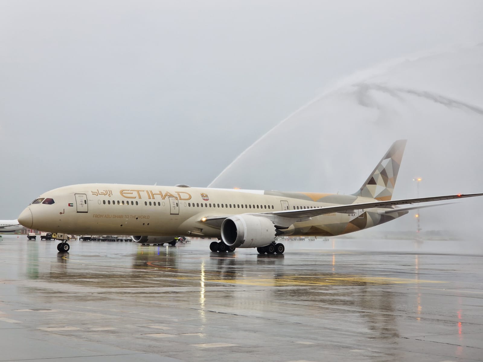 Slavobrána při příletu prvního letounu nové linky Etihad z Abú Dhabí do Prahy. Foto: Zdopravy.cz, Jan Nevyhoštěný