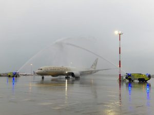 Slavobrána při příletu prvního letounu nové linky Etihad z Abú Dhabí do Prahy. Foto: Zdopravy.cz, Jan Nevyhoštěný
