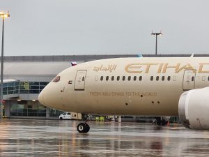 Slavobrána při příletu prvního letounu nové linky Etihad z Abú Dhabí do Prahy. Foto: Zdopravy.cz, Jan Nevyhoštěný