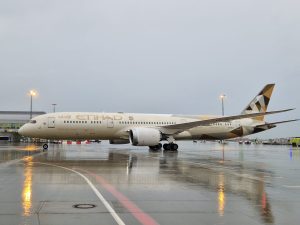 Přílet prvního letounu nové linky Etihad z Abú Dhabí do Prahy. Foto: Zdopravy.cz, Jan Nevyhoštěný