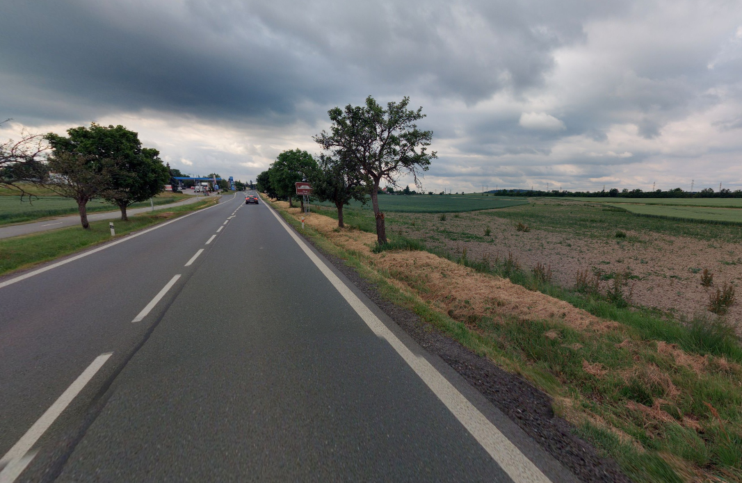 Silnice I/14 před Solnicí. Přeložka tvořící obchvat povede vpravo. Zdroj: Mapy.cz