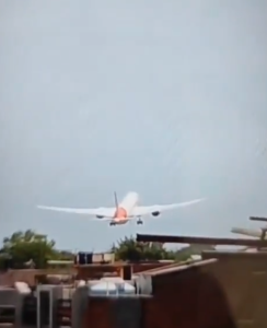 První snímky havarovaného boeingu Air India v indickém Ahmedabadu. Zdroj: Breaking Aviation News